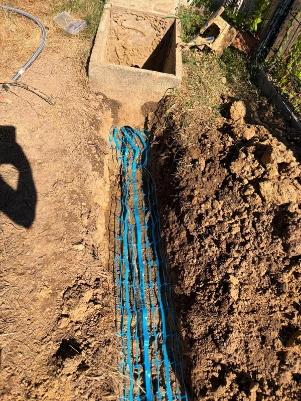 Canalisation neuve sous grillage avertisseur avant remblaiement
